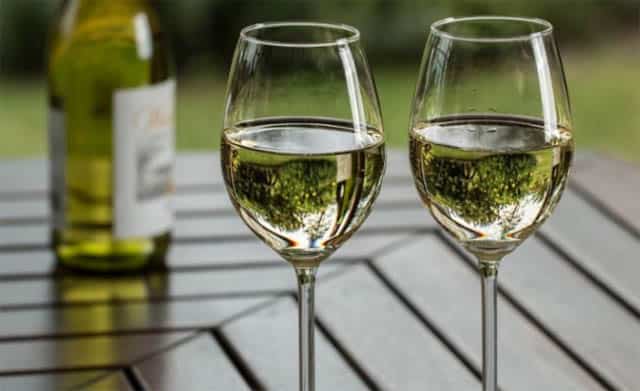 Que signifie rêver de boire du vin blanc ?